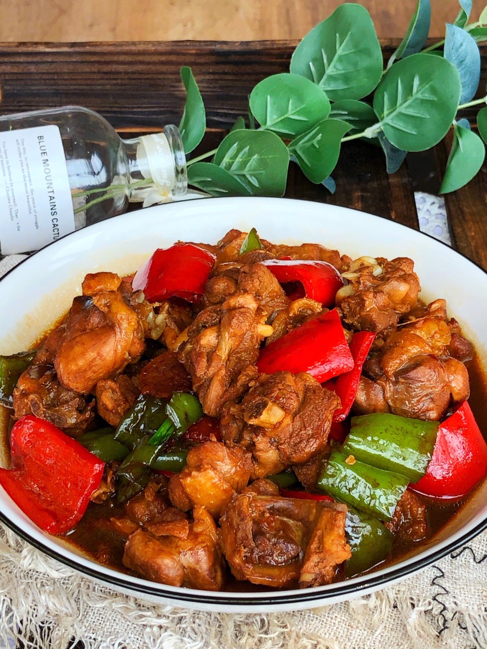 美味又好吃的家常红烧鸡块就做好了.