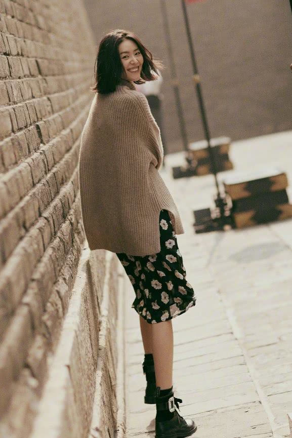 刘雯身穿白色高领毛衣,满满的温婉气质,短发造型也很抢眼!