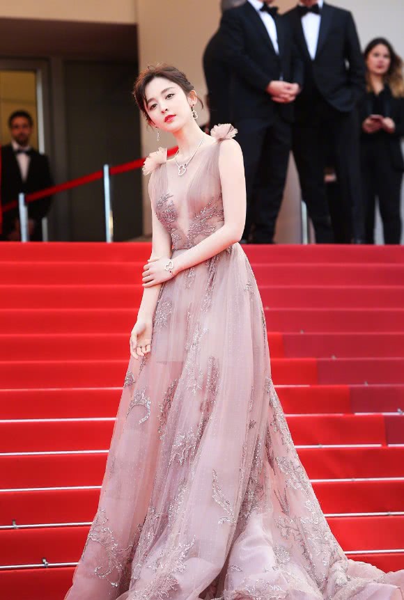 哈妮克孜咋回事与古力娜扎佟丽娅同穿网纱裙却穿出了网红风