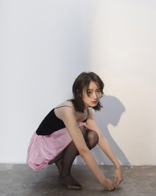 佩服袁冰妍的勇气,穿周冬雨同款黑粉色连衣裙,配丝袜low爆了