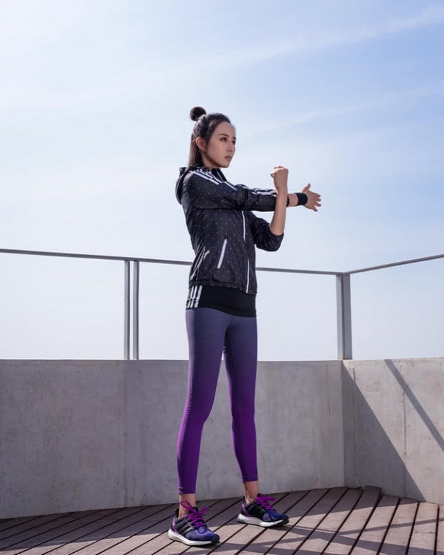 张钧甯着长裙优雅轻盈少女肌全凭健身自律的人真可怕