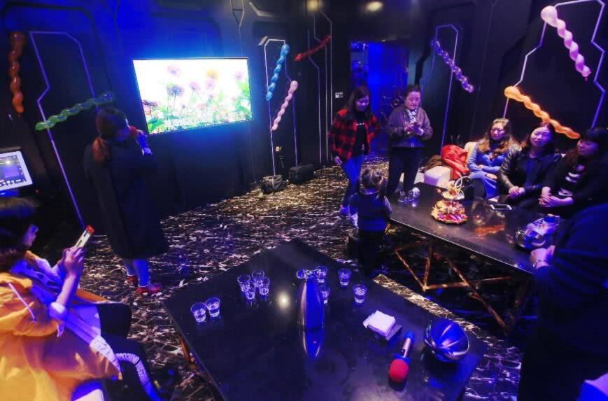 为何ktv最不欢迎情侣来唱歌离职女员工无奈说出原因很现实