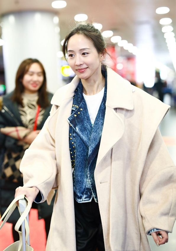 张钧甯扎着丸子头打扮清新现身机场捂嘴甜笑灵动养眼少女感十足