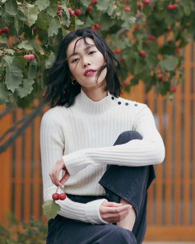 刘雯身穿白色高领毛衣,满满的温婉气质,短发造型也很抢眼!