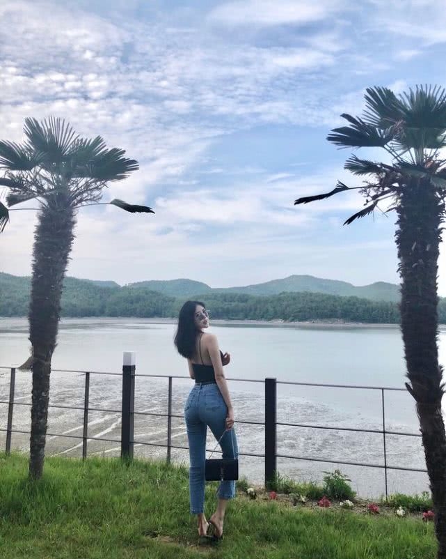 普通修身裤穿在不同身段的女人身上背影之美也不输画中人