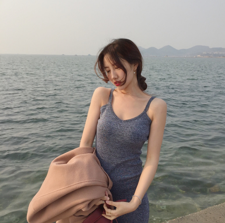 唯美性感的紧身裙小姐姐,秀出香肩锁骨,精致又不失妩媚女人味