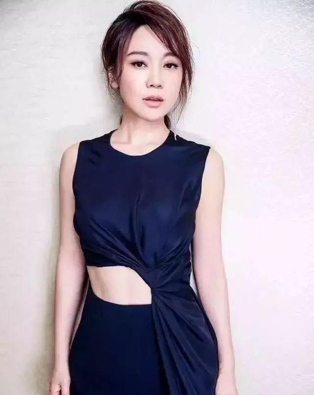 48岁闫妮瘦下来开挂,身材秒杀20岁沈月,白背心