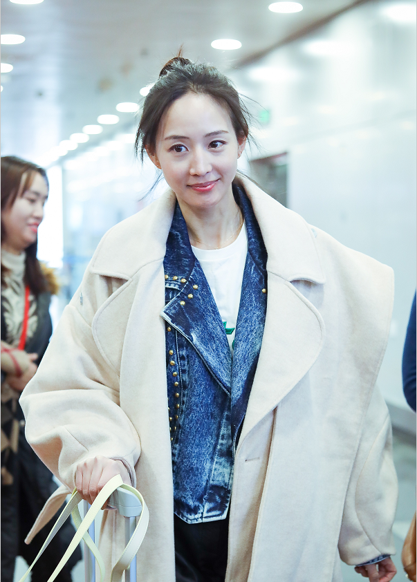 张钧甯扎着丸子头打扮清新现身机场捂嘴甜笑灵动养眼少女感十足
