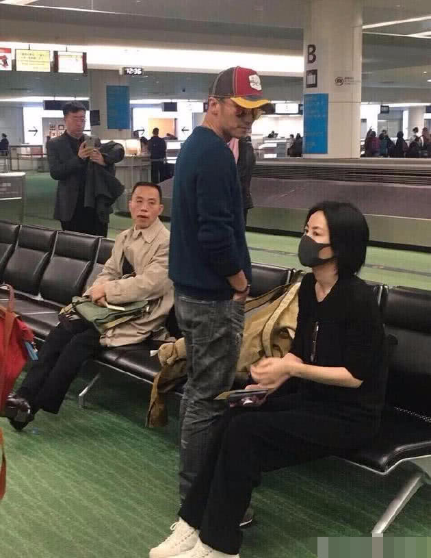 可他在后背纹上生命中最重要的人|纹身|谢霆锋|王菲_新浪新闻