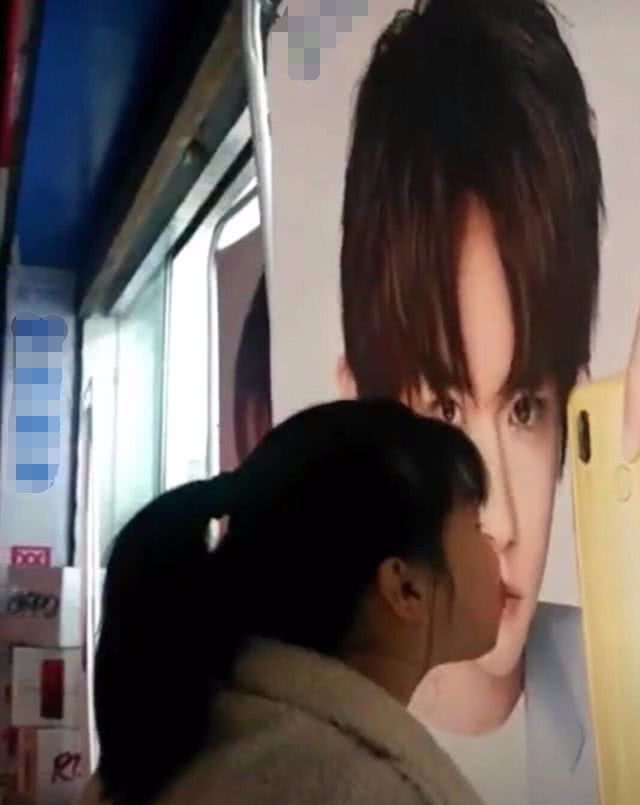 女粉街头"亲吻"易烊千玺,两人姿势"太亲密",粉丝:放开他