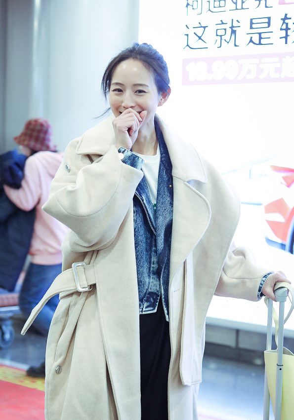 张钧甯扎着丸子头打扮清新现身机场捂嘴甜笑灵动养眼少女感十足