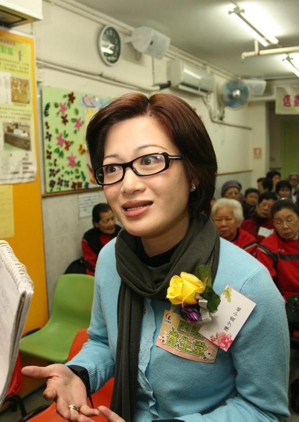 41岁陈少霞近照很美,与大20岁老公恩爱住豪宅,女儿只能拄拐走路