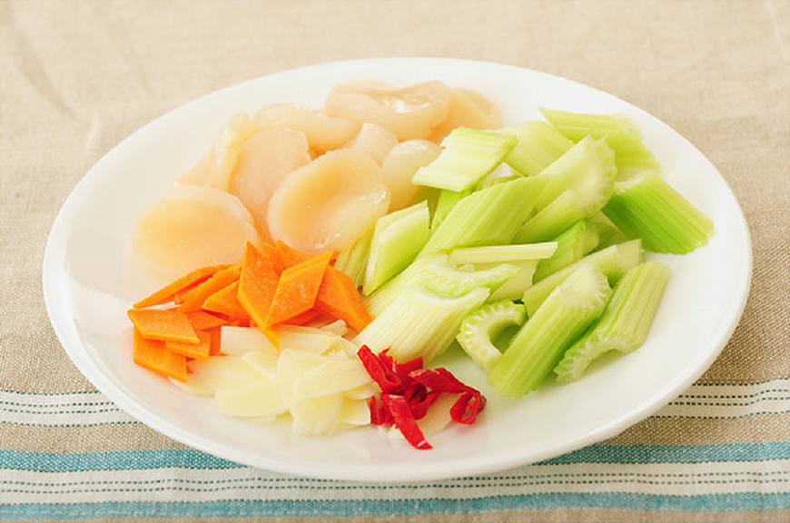 你吃过带子吗大厨教你做西芹炒带子超级美味一顿一盘都不够吃