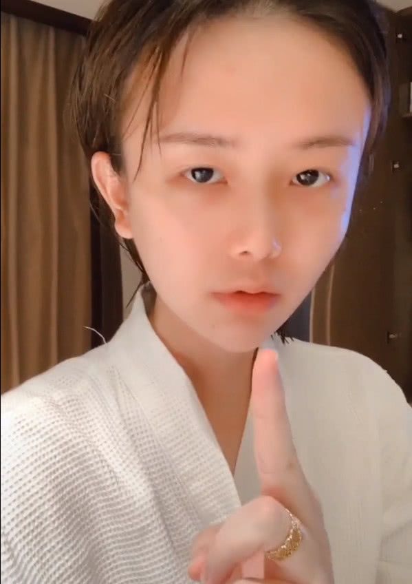 轩墨宝宝素颜出镜,上妆后眨眼那一刻,直男都能被"掰弯"了!