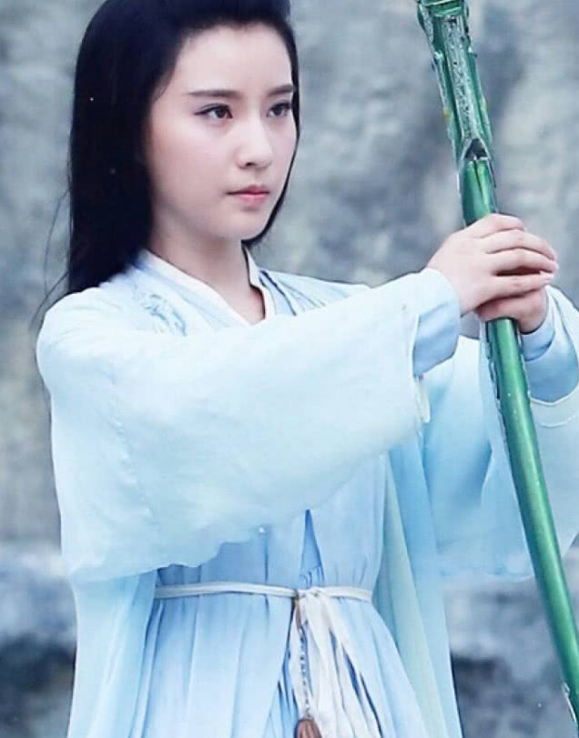 《花千骨》中的"轻水",与赵丽颖是好闺蜜,脱下古装美到认不出