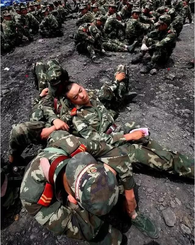 地震中幸存的女孩十年后对那名解放军战士说道你该来娶我了