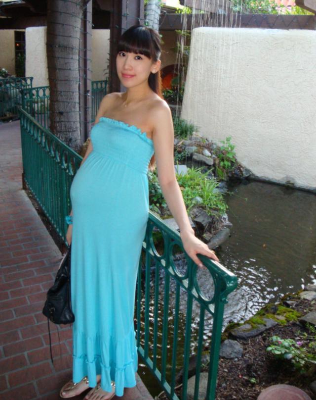 陈若仪晒10年前旧照林志颖抱着刚出生的小kimi画面十分温馨