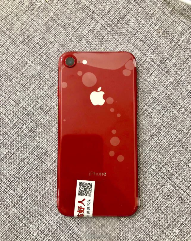 下面就是网友购入的一台红色特别版iphone 8,一起来看看成色如何吧.