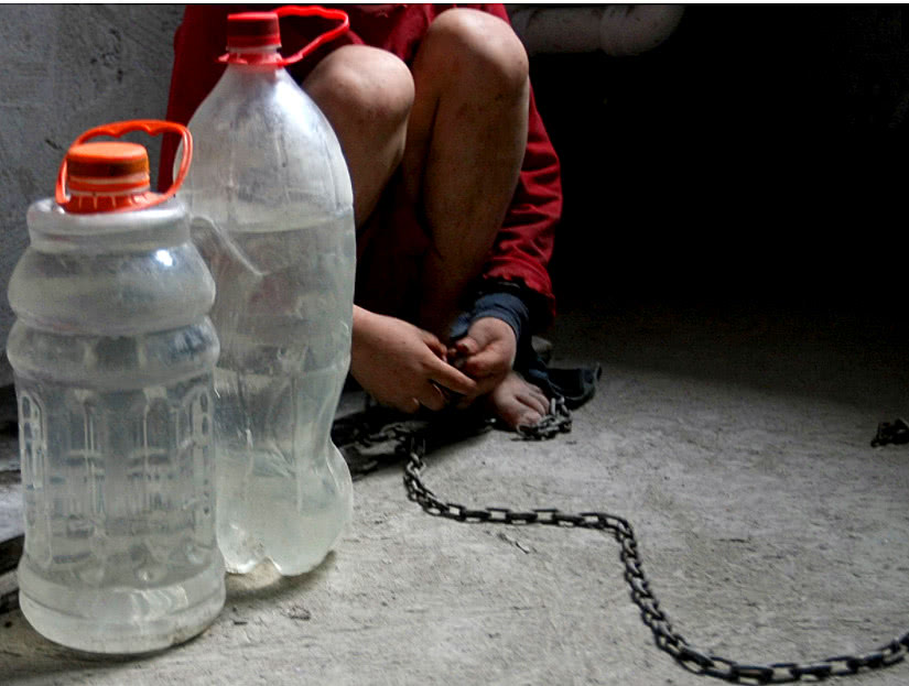 2个女童被铁链锁着当牲口养,解救时说:爸爸会打死俺的