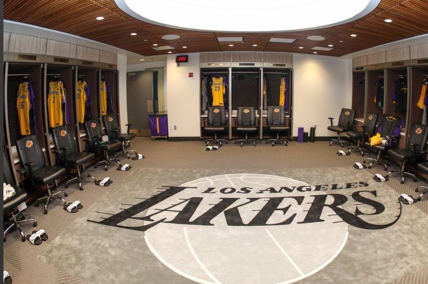 湖人更衣室内景曝光, 詹姆斯位置与科比一样, 一人与他同享c位