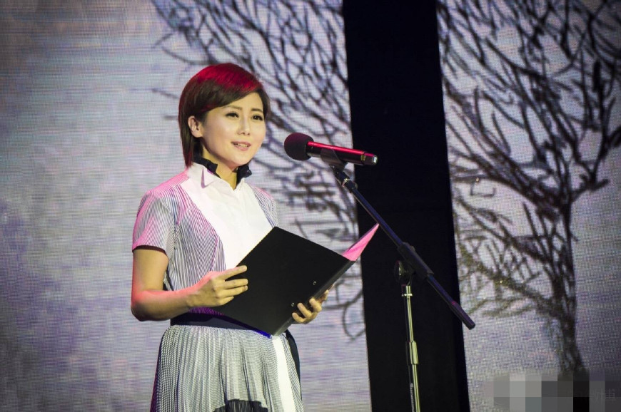 41岁央视美女主持人柴璐,自曝目前是单身,对好的婚姻仍抱有期待