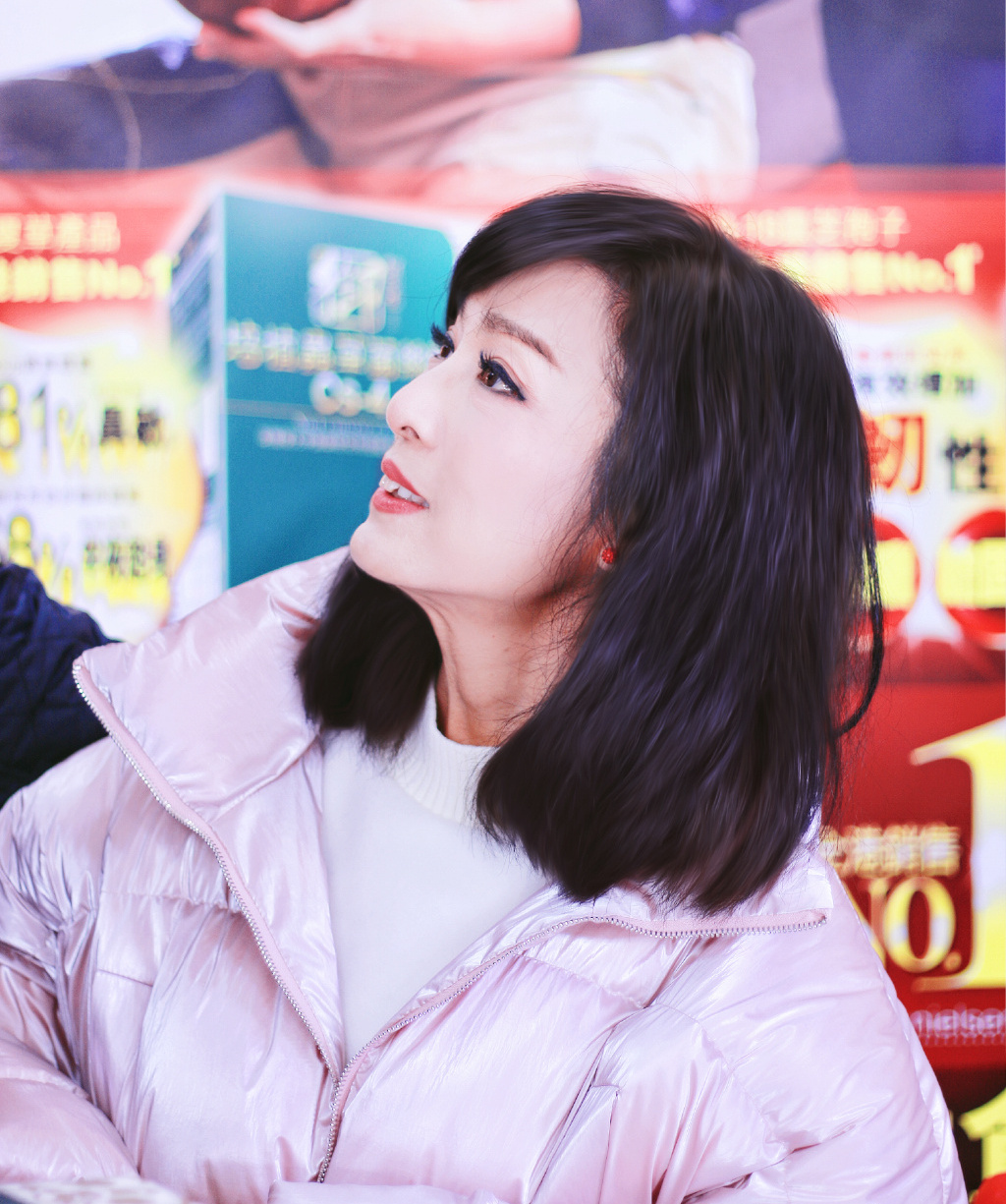 被64岁米雪惊艳了,只是剪款波波头气质都不一样,意外减龄又时尚