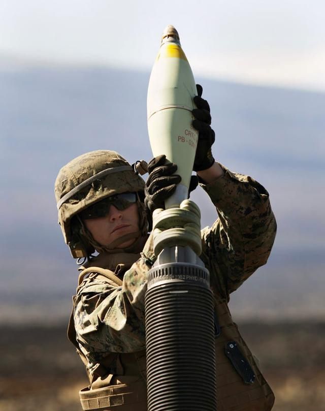 炮兵被震得飞起抓拍美国海军陆战队迫击炮班的常规操作