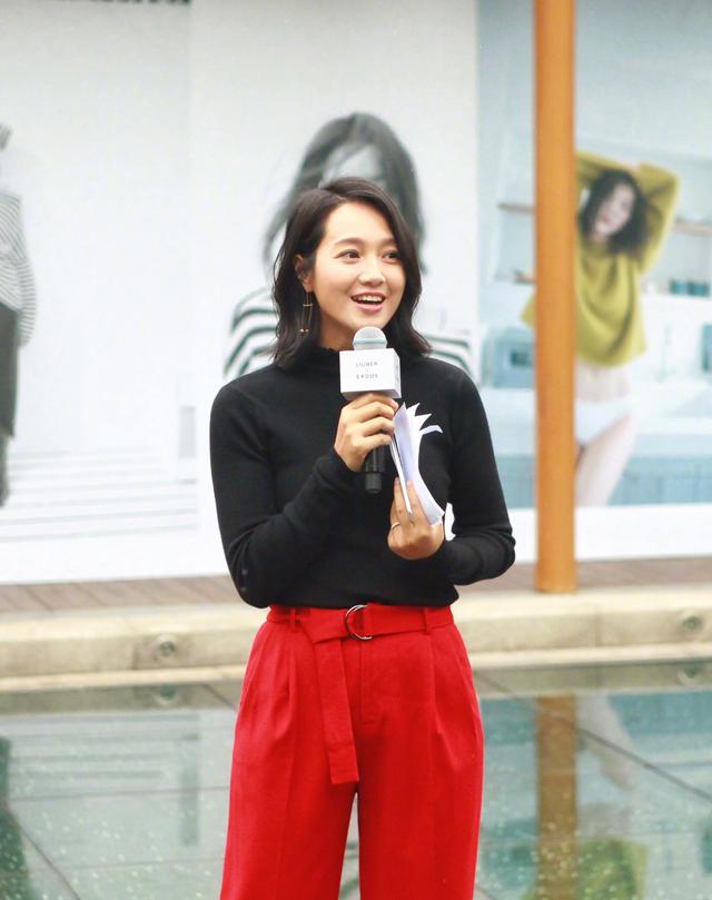 朱丹只不过剪了齐肩短发搭配白衬衣清纯动人