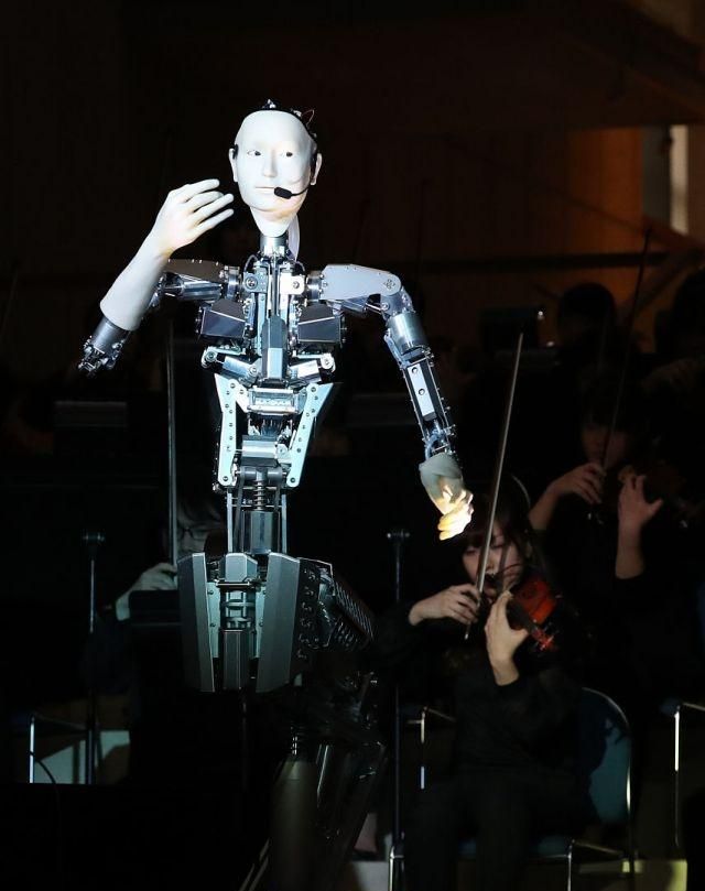 机器人开始与人类抢饭碗,既能指挥乐队,还能兼职演唱歌剧
