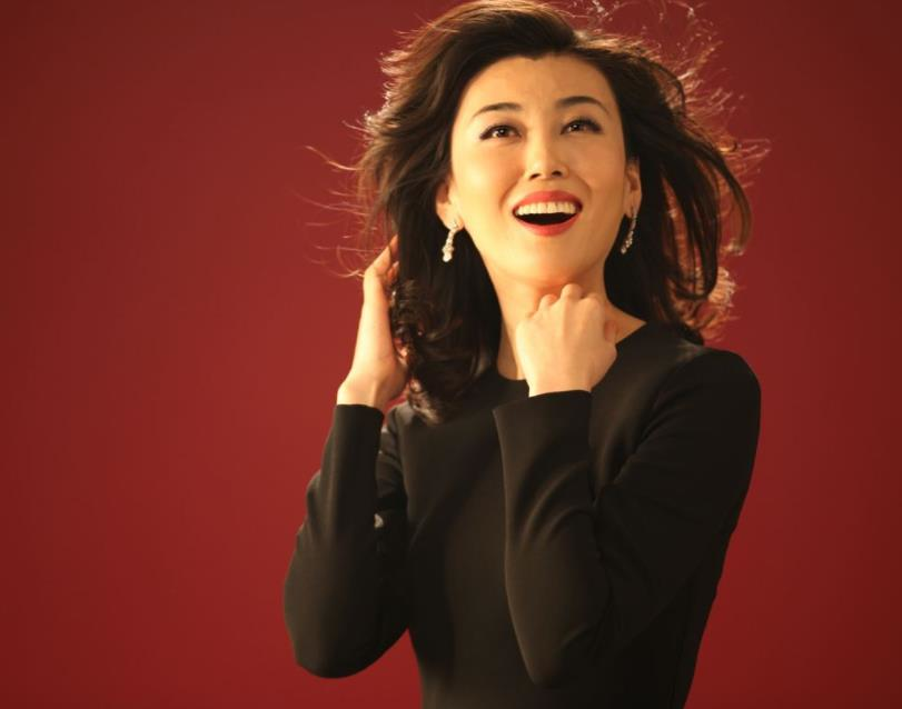 央视最美女主持,因身材太丰满被警告3次,丈夫却是路人脸|央视|李红