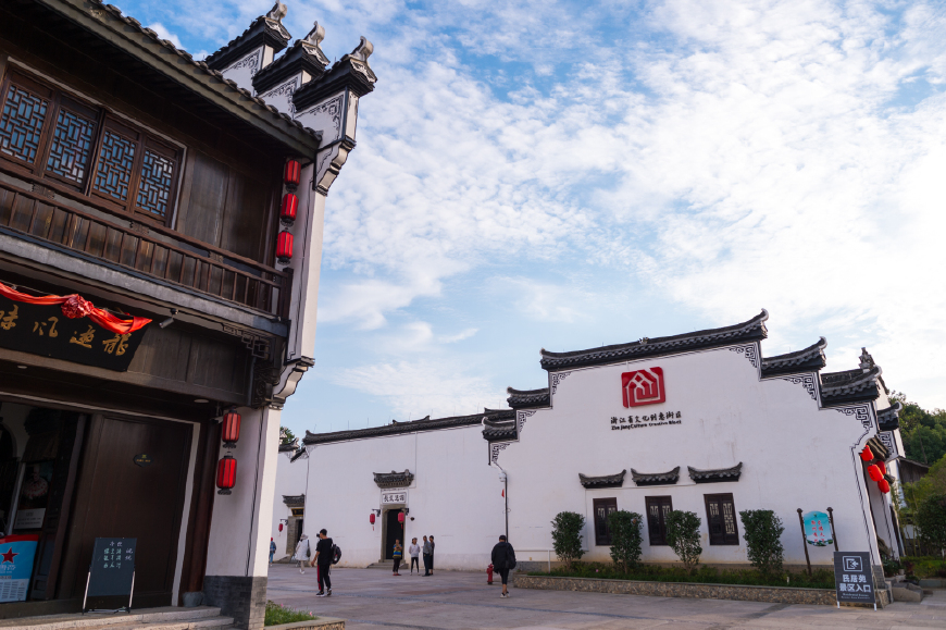 历时三年斥资近2亿打造的聚宝古街,再现了昔日龙游商帮的辉煌