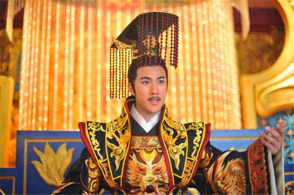 其母为文德顺圣皇后长孙氏,与唐太宗嫡长子太子李承乾,嫡次子魏王李泰