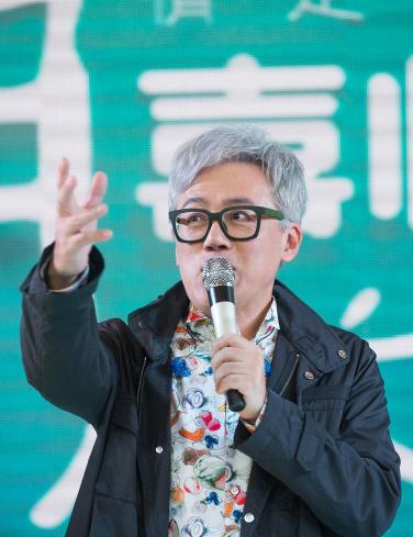 51岁张宇老太快,满头白发复出商演,开嗓依然惊艳众人