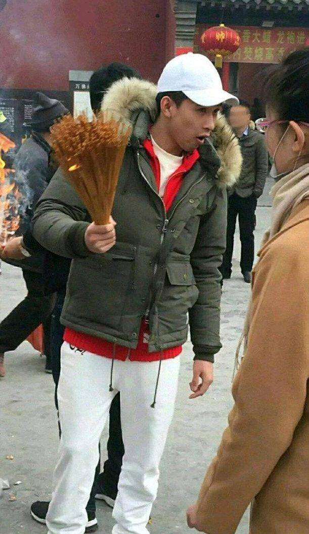 mc天佑被封杀后复出无望, 在街头卖"烤串"?