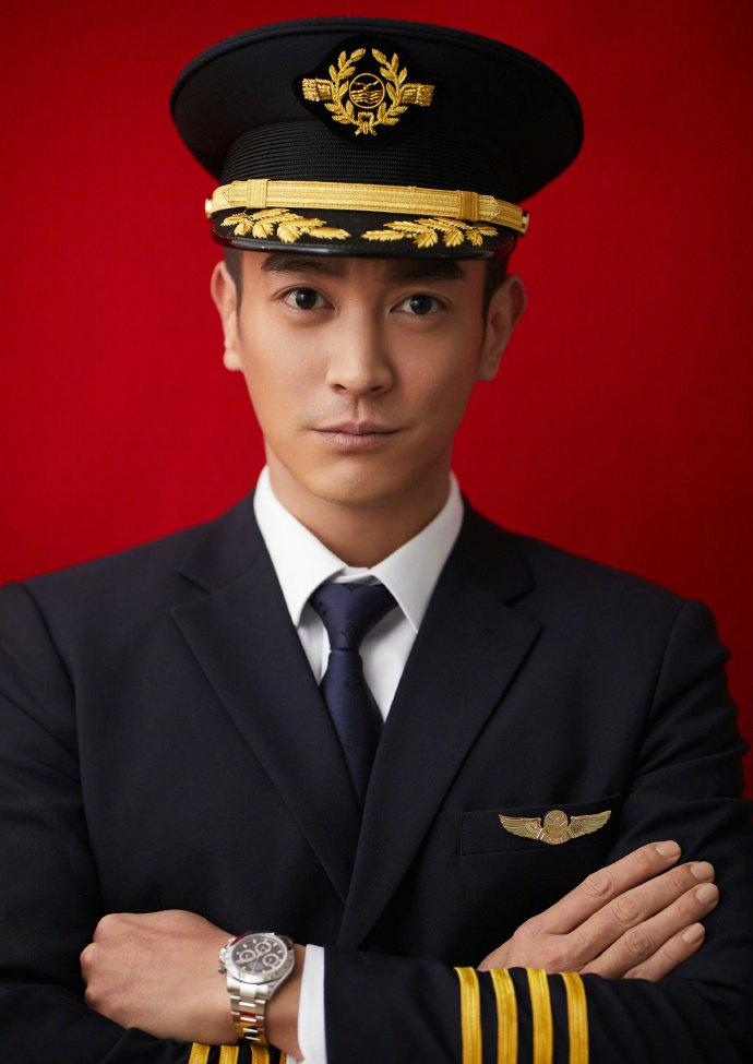 中国机长:男机长用宠溺的表情望着杜江,两人还亲吻了一下