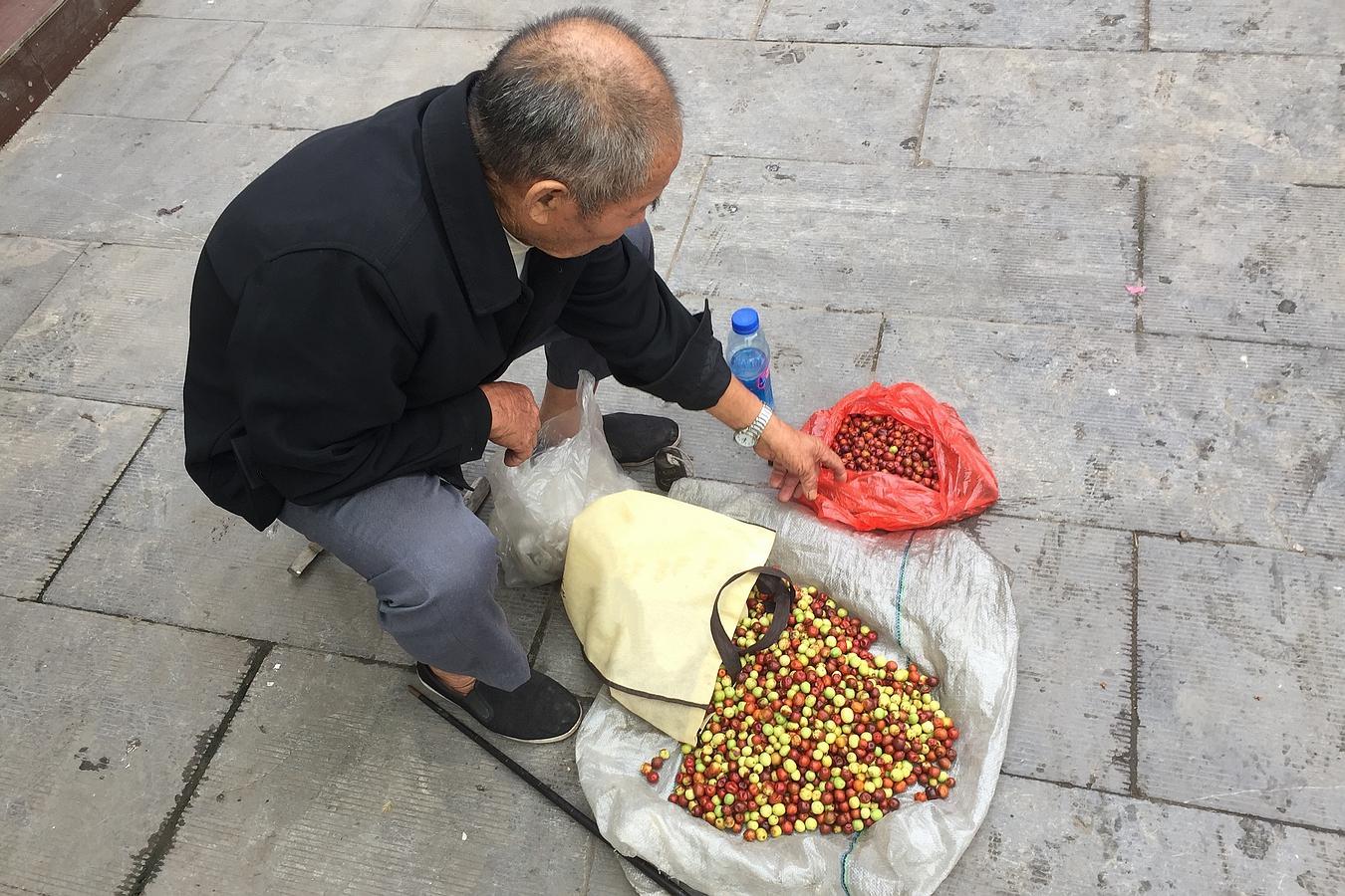 农村大集上老人做稀罕小生意,小木棍帮皮绳,年轻人不知道是啥