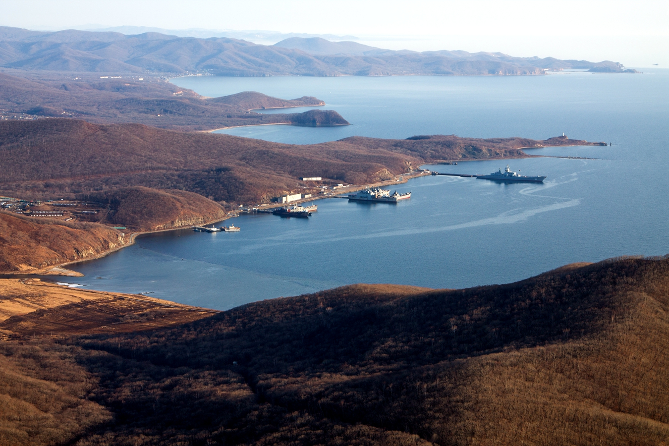 俄海军远东军港都有啥?导弹快艇,基洛级潜艇和小型反潜舰凑一桌