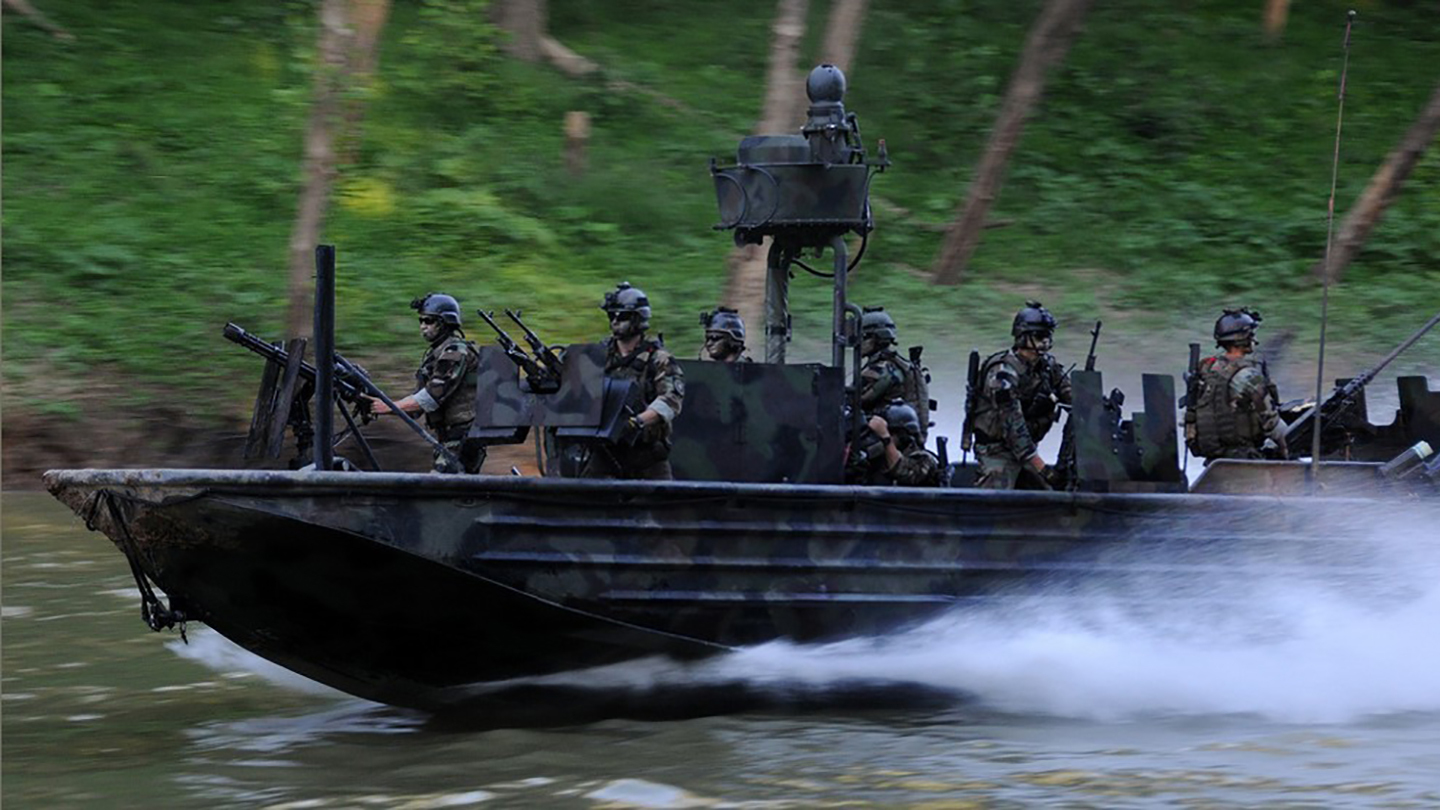 那是越南战争时期,美海军组建了江河舟艇部队.