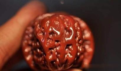 盘出来文玩核桃包浆又脏又黑?看完这篇文章教你盘出牛津红!_新浪新闻