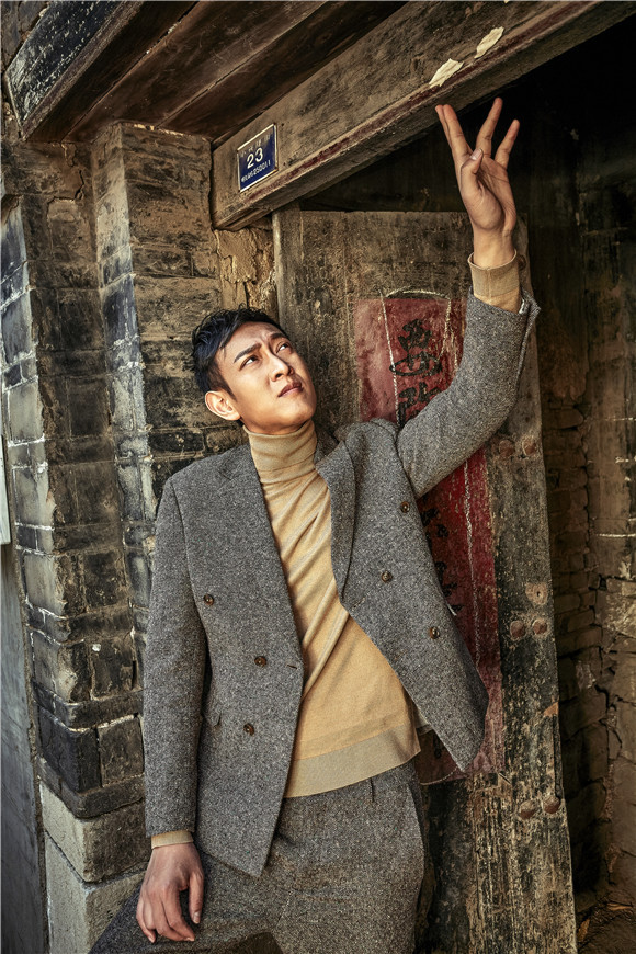 李超暖冬私服写真曝光 潮味型男玩转老街巷