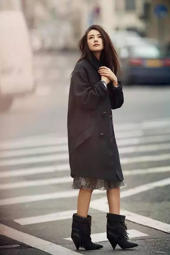 67唐嫣真会穿黑色大衣气场十足大概是女明星里最实用的