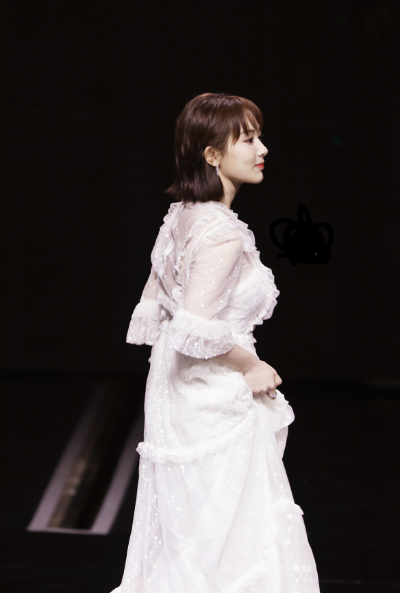 杨紫身穿她身穿白色透视纱裙亮相盛典红毯 获年度最受关注女明星