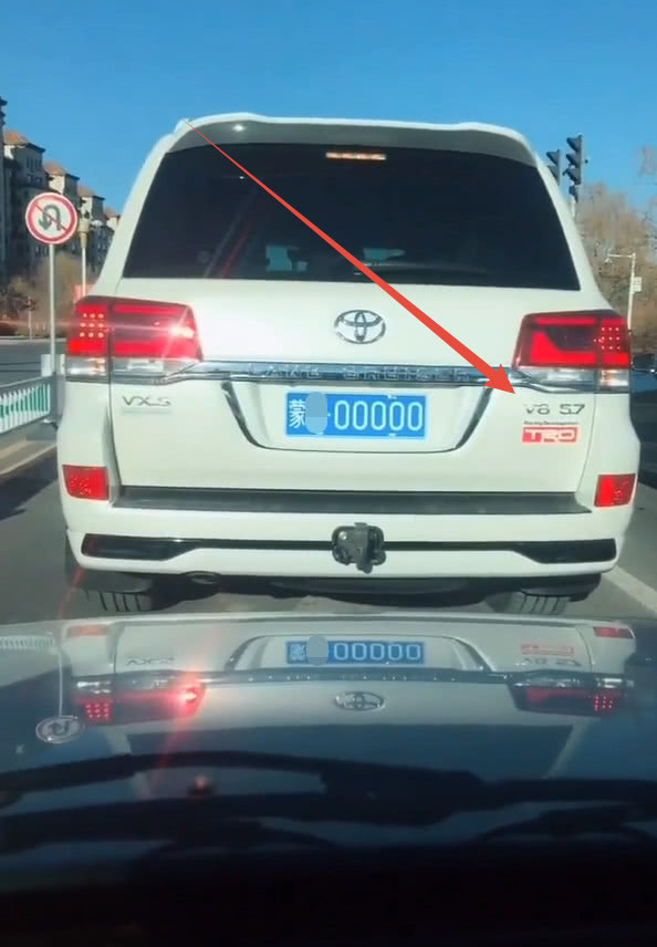 偶遇一辆兰德酷路泽,车牌号5个0,车尾的一标识更是霸气!