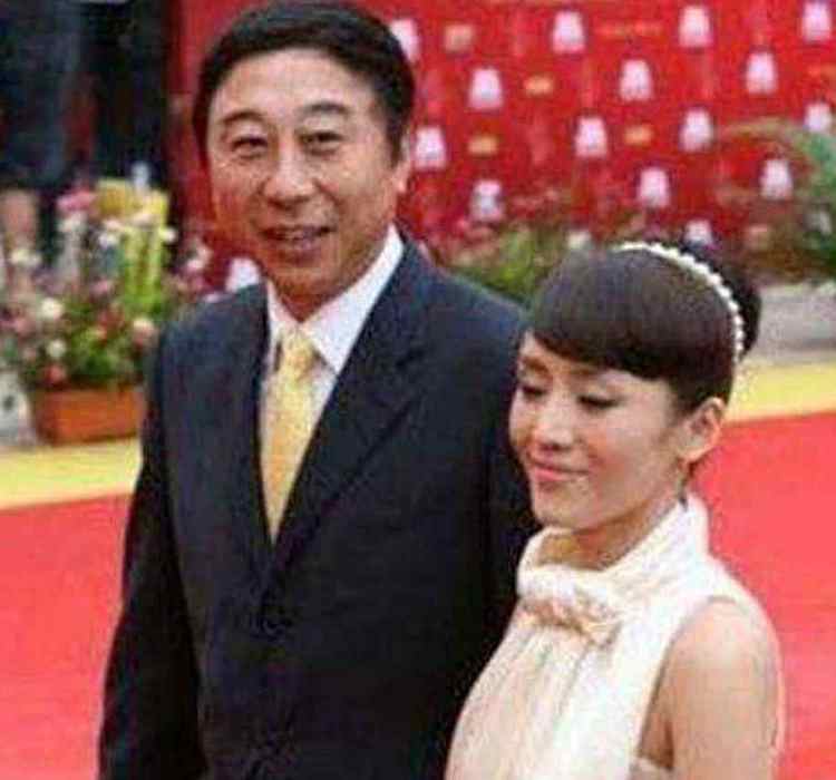 著名的相声表演艺术家冯巩的老婆原来是她网友说金屋藏娇