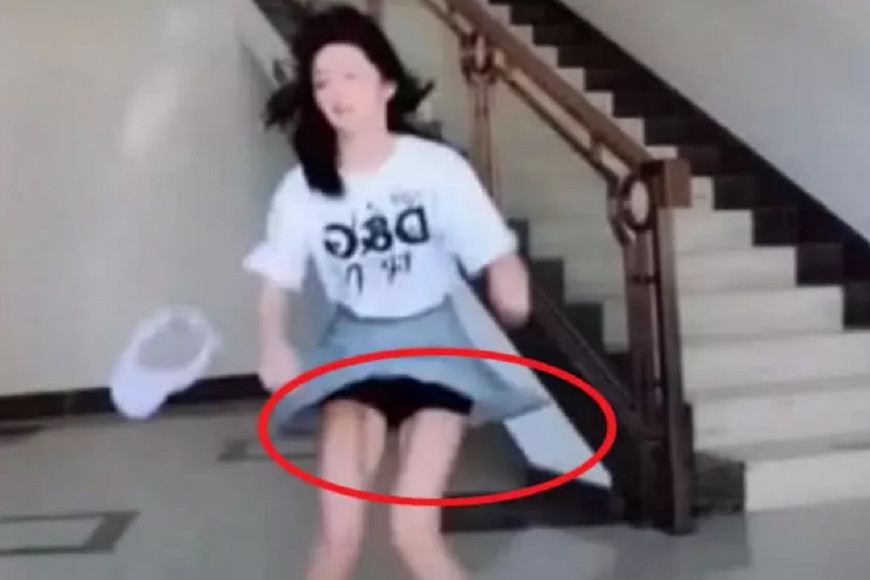 在最近莉哥的一次主播中,她穿了一条蓝色的超短裙还有非常简单的白t恤