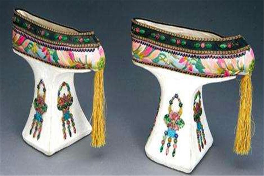 清朝嫔妃的花盆底鞋跟高又难受为何还要穿仅仅是因爱美吗