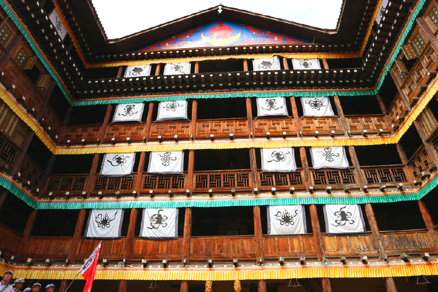 惊为天人“土司夫人”,卓克基土司官寨里一张照片倾倒游人!