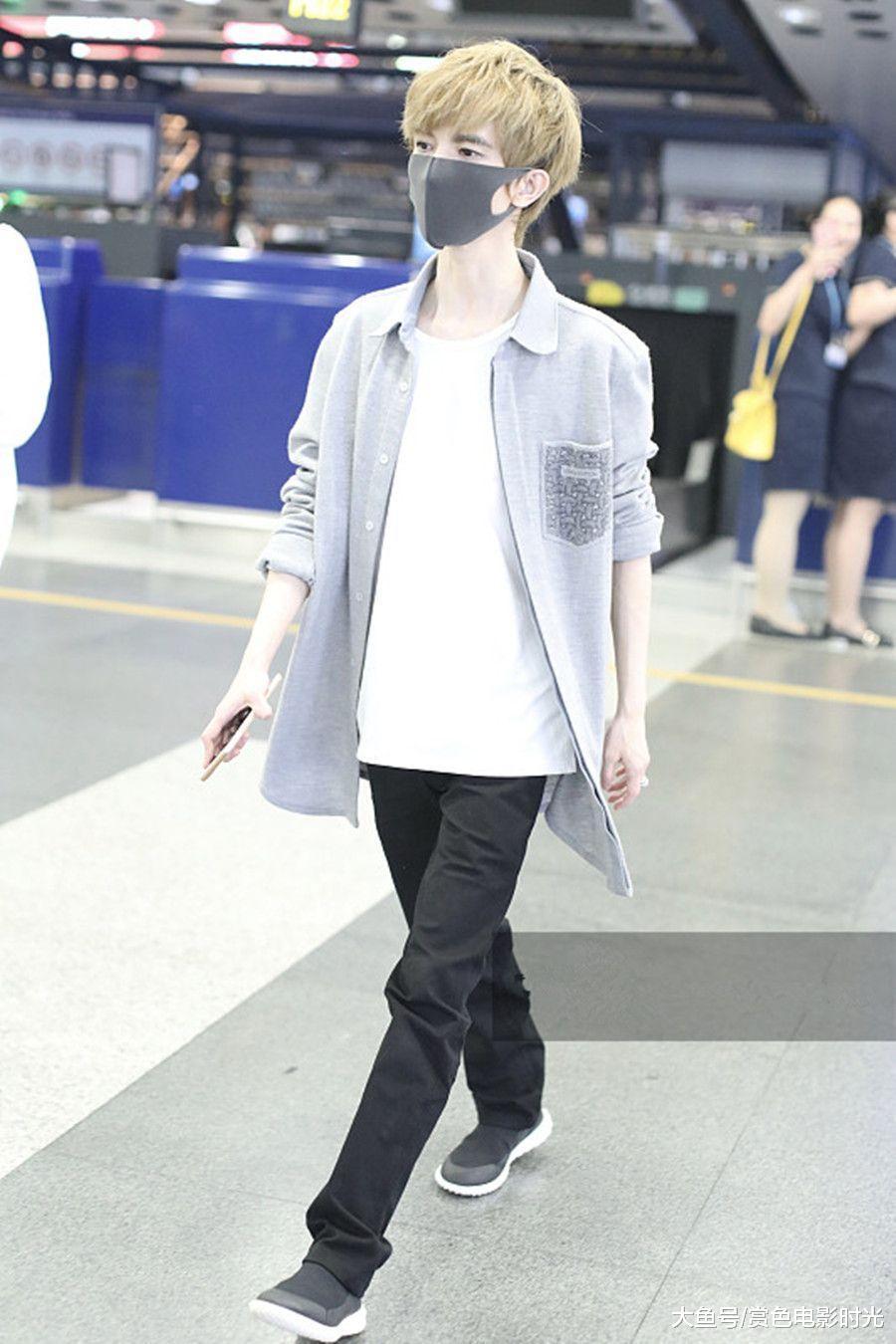 郭敬明穿灰色外套配长裤现身 口罩遮面顶一头金发疾走似翩翩少年