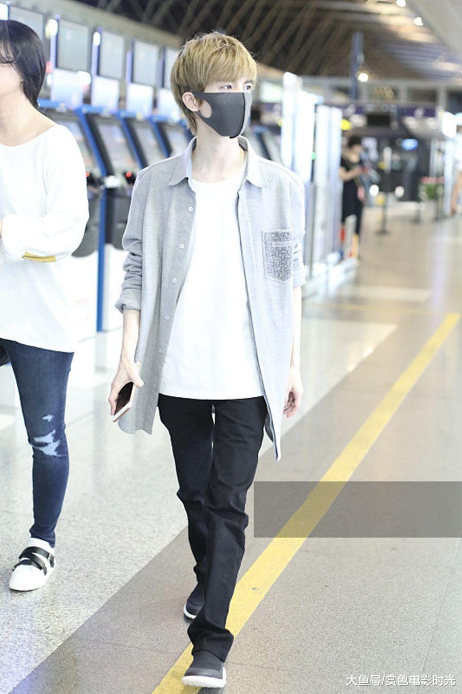 郭敬明穿灰色外套配长裤现身 口罩遮面顶一头金发疾走似翩翩少年