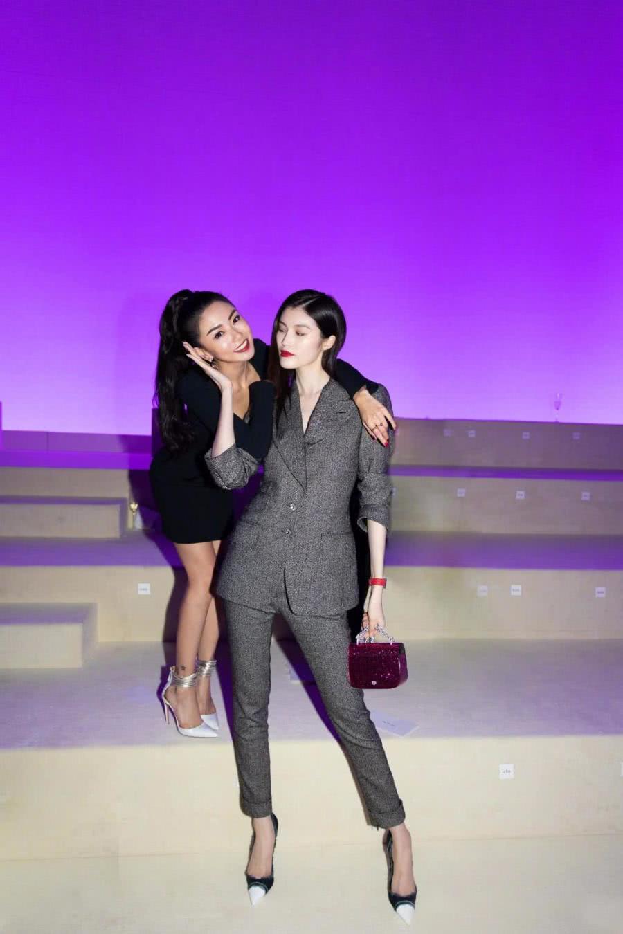 程晓玥何穗同框晒姐妹情,身高肤色全输,网友:至少有一点赢了